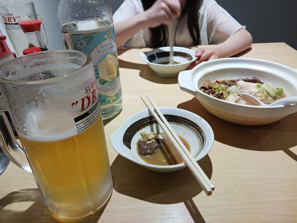 TM_BeerPark's tweet photo. 上の子が「友達と夜ごはん食べたい!」と言って、妻が付き添い
俺が「好きな酒場で飲みたい!」と言って、下の子が付き添い
焼酎めっちゃ注いでくれる
幸せ😍
#ConecToda
#KANPAI戸田
#美味いビールが飲みたい https://t.co/zVG8xdTNmu