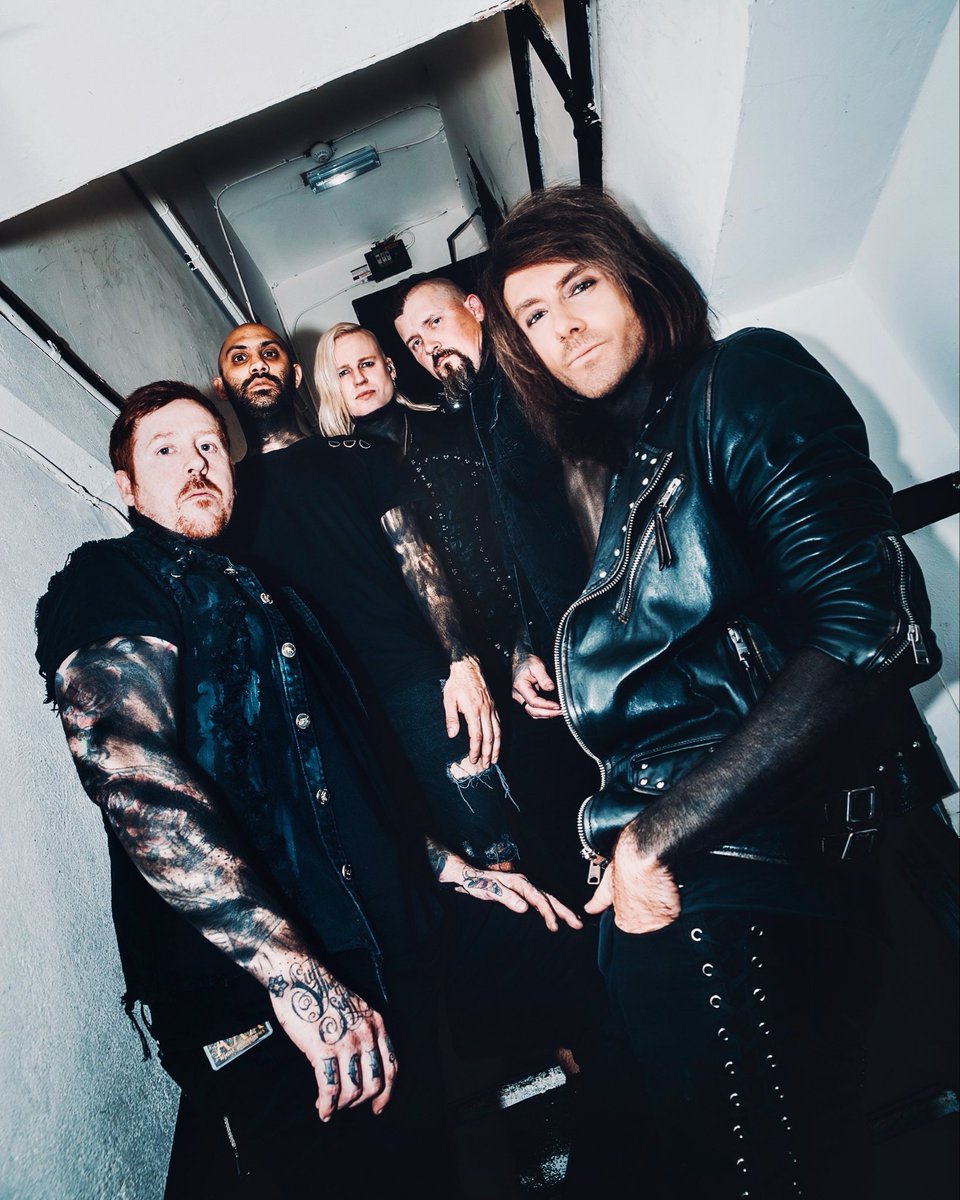 theravenage's tweet photo. We’re off to play the @MonstersCruise 🚢
Catch you on the high seas! ⚓️

📸 Dani

#theravenage #monstersofrock #cruise https://t.co/K4wNxA6fRK