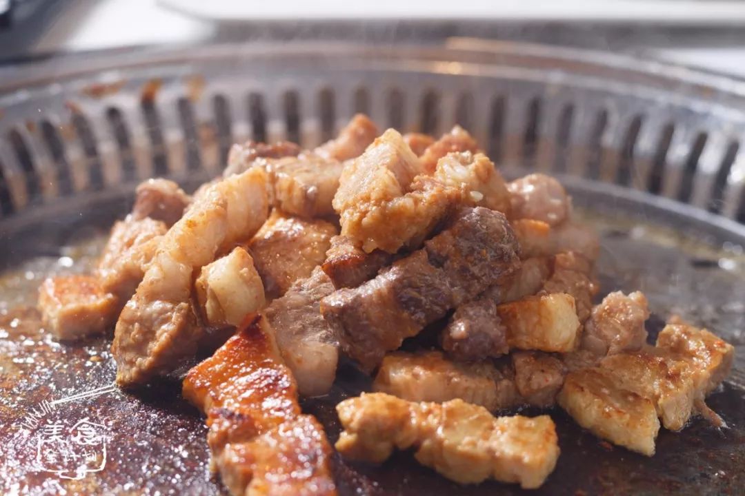 RHONDAREED56's tweet photo. Tried the crispy honey-glazed pork belly at Little Alley Bistro today—crunchy skin, juicy meat, sweet-savory glaze that’s chef’s kiss! Paired with garlic noodles  Who’s joining me next #FoodieFind #HiddenGem #AsianFusion https://t.co/I2xmLv1nyI