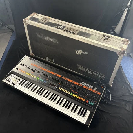 1484shibuya's tweet image. 【中古】ROLAND / JUPITER-8 
最強シンセが渋谷店に降臨！！
付属の純正ハードケースも中を貼り替えてリフォームしきれいになっております、本体もメンテ済で購入後すぐに使用可能！
世界の名だたるアーティストに愛された日本のアナログ・ポリフォニック・シンセサイザーの象徴的存在！
＃SYNTH