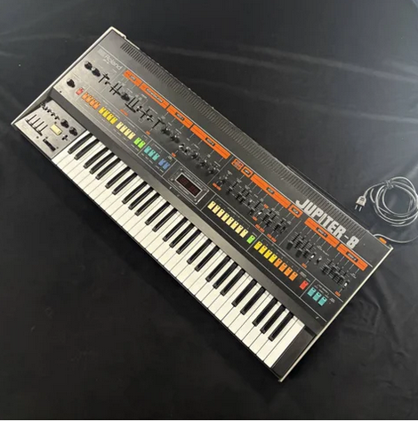 1484shibuya's tweet image. 【中古】ROLAND / JUPITER-8 
最強シンセが渋谷店に降臨！！
付属の純正ハードケースも中を貼り替えてリフォームしきれいになっております、本体もメンテ済で購入後すぐに使用可能！
世界の名だたるアーティストに愛された日本のアナログ・ポリフォニック・シンセサイザーの象徴的存在！
＃SYNTH
