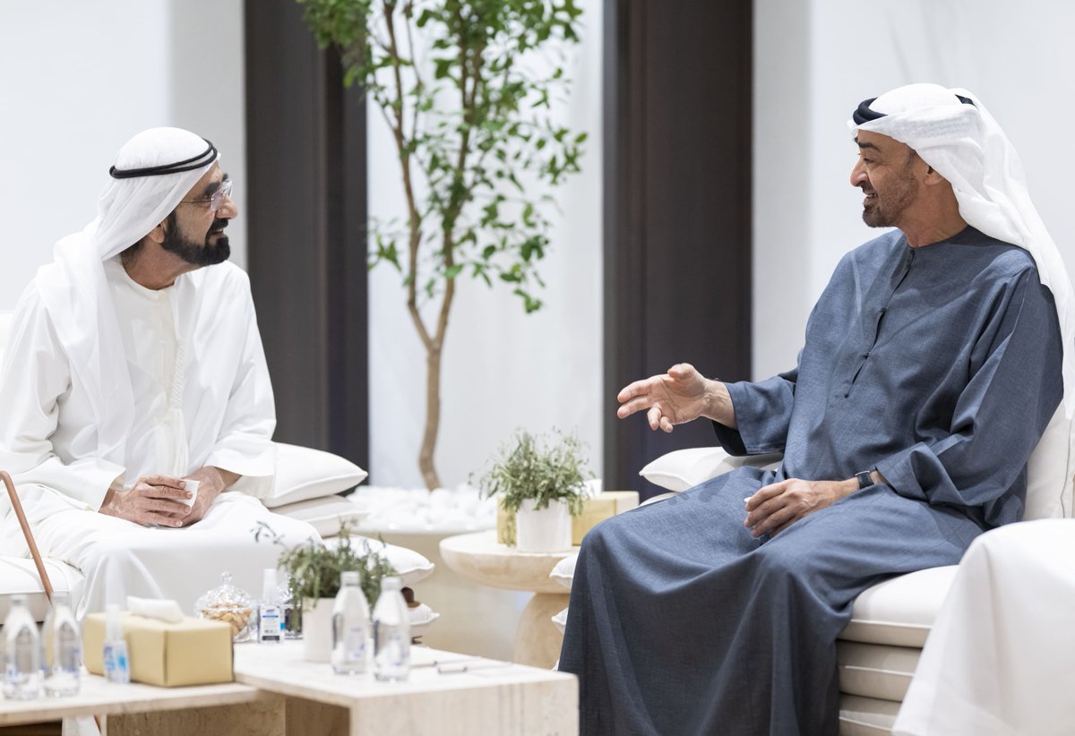 hotlinenewsq8's tweet photo. رئيس الإمارات الشيخ محمد بن زايد ونائبه رئيس مجلس الوزراء حاكم دبي الشيخ محمد بن راشد يؤكدان أن بلادهما نجحت في مواجهة الأزمة بقوة وصلابة وعزم https://t.co/NsepIq1kHq