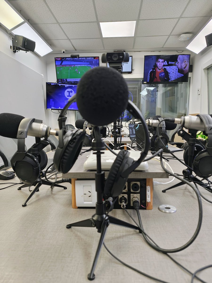 silvinabrandi's tweet photo. Abril 11, Sábado. Espacial y Terrenal por ahí va el #Reporter910  con Información y Noticias en 
@radiolared 
38.365 Km x H la velocidad de descenso de la Misión Artemis sometida a más de 2700 grados en el ingreso a la atmósfera terrestre. 45 días d adaptación y exámenes p.los👇 https://t.co/yTnmhuYEDf