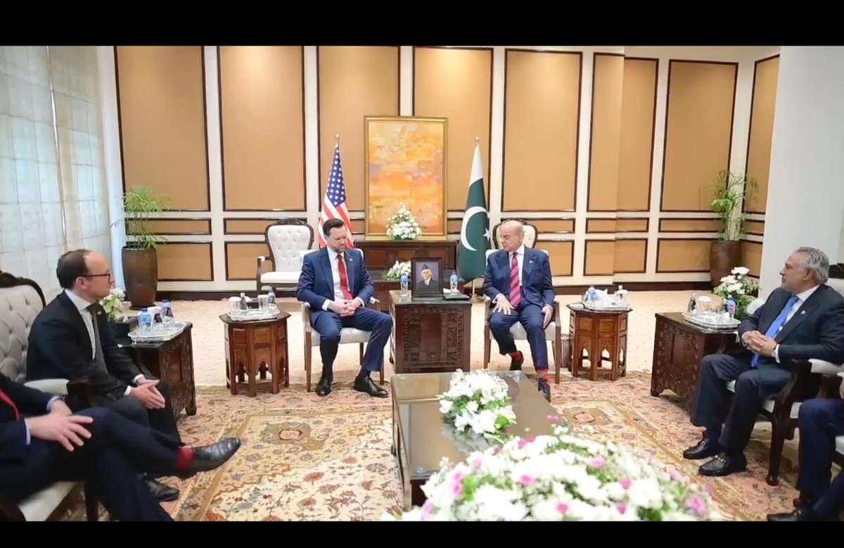 askwaleedA's tweet photo. @JDVance and @CMShehbaz had a one-on-one meeting and discussed the ongoing Iran–U.S. peace talks.

#IslamabadTalks https://t.co/EszrtPSSye