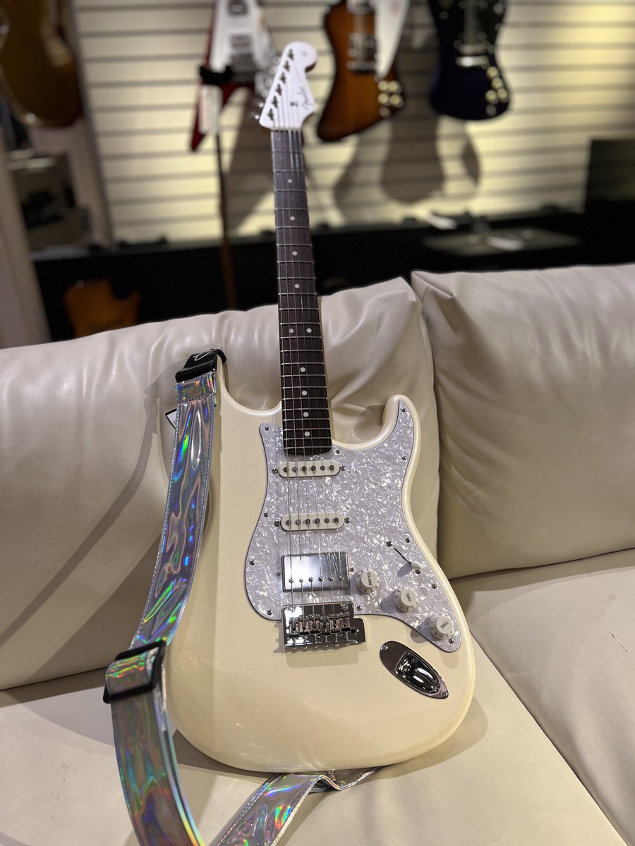 mikiame's tweet image. FENDER
Made in Japan MIKI 2026 FSR Hybrid II Stratocaster HSS/Olympic Pearl
mikigakki.com/shop/g/gAME197…

人気のハイブリッドシリーズをベースにHSSピックアップレイアウト、ホワイトパールのマッチングカラー、パールピックガードを装備した当店オリジナル仕様🎸

#fender
#mikigakkiamericamura
