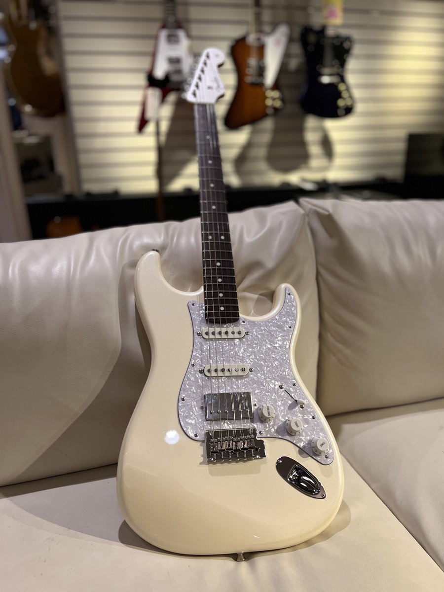 mikiame's tweet image. FENDER
Made in Japan MIKI 2026 FSR Hybrid II Stratocaster HSS/Olympic Pearl
mikigakki.com/shop/g/gAME197…

人気のハイブリッドシリーズをベースにHSSピックアップレイアウト、ホワイトパールのマッチングカラー、パールピックガードを装備した当店オリジナル仕様🎸

#fender
#mikigakkiamericamura
