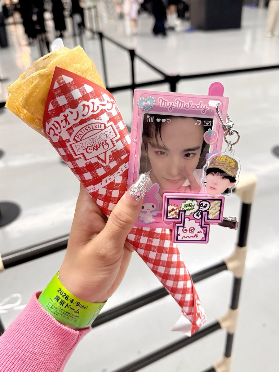 サンリオのガラケートレカケース、カプセルトイのヘアピンと顔面アクキーつけるのちょうどよくて可愛い💖💖💖💖💖