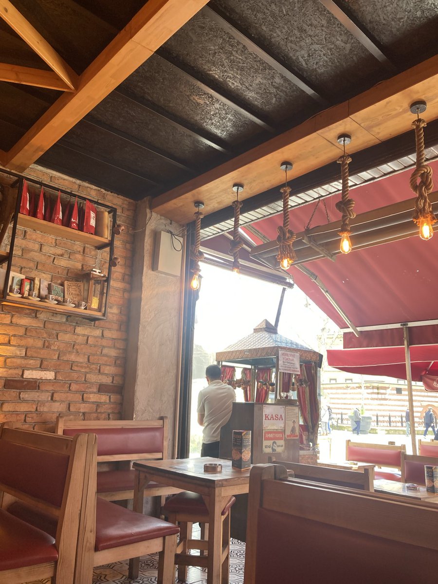 New bekleme lokasyonum piyalepaşa kızılay meydanı havayı güzel gören çay evine nüfuz etmiş bulunmakta 👍🏼