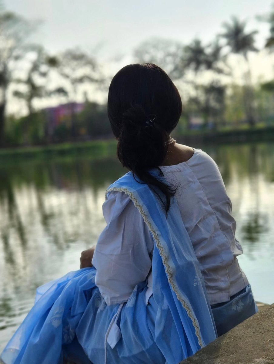 পিপাসিত মন বিকেল বেলায়
এঁকে চলে নৈবদ্য মন্ত্র অবিরাম
সীমাহীন অটুট বাঁধনে বেঁধে
যতনে এক নির্বাক আশ্বাসে।

ভূমিকা সহজ
কঠিন উপসংহারে কে চায় যেতে
নির্জন দ্বীপে নয়, খোলা আকাশে
উড়ে যেতে চাই নির্ভয়ে।

তুমিই তো শিখিয়েছো
এই হৃদয়কে
আকাশের মতো বৃহৎ হতে
প্রেমের কোমলতাকে বুঝতে।

🩵🤍💚