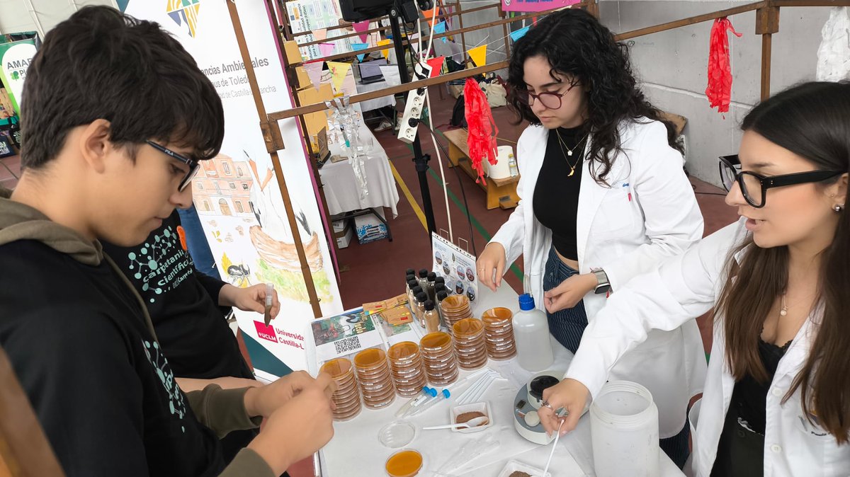 MicromundoTO's tweet photo. Hoy estamos en la V Feria de la Ciencia del @IESCARPETANIA con un taller dónde puedes descubrir que microorganismos hay en el suelo. Si estás hoy por aquí, ¡anímate a participar!
@MAmbBioquimUCLM @Catedra_CYDR @DipuToledo https://t.co/KFqQOjFmxC