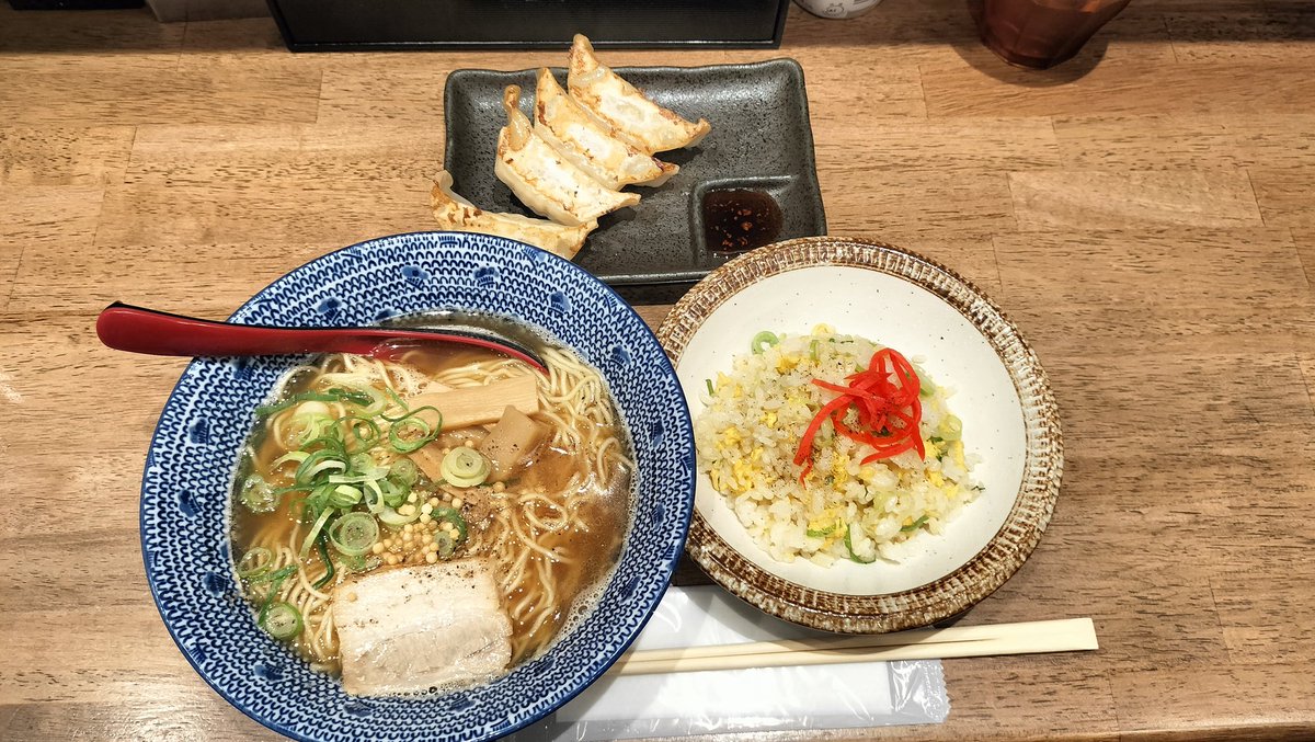 KawaiKazz's tweet photo. 今夜はanalog.のライブに来たけど、先に腹ごしらえ

浜松街なかの有楽街にあるラーメン屋「おおさわ」

あごだし細麺と半チャーハンに餃子がセットで850円という今どき信じがたいコスパの良さ！

例によって味については味覚がないので言及できまへん😅

満腹で、ベルトを緩めて、さあ行ってきます☺️ https://t.co/wuMc8G4qVy