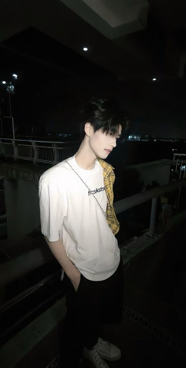 小杰emo了 tweet media