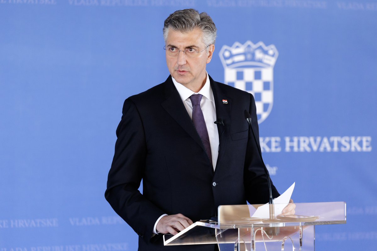 VladaRH's tweet image. PVRH @AndrejPlenkovic: #VladaRH je svojim mjerama ublažila rast cijena naftnih derivata te plina u bocama i spremnicima. Mi smo dosad smanjivali dio trošarina (koje su prihod 🇭🇷 proračuna), kao i marže distributera.