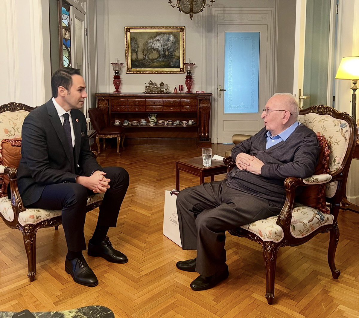 CenkKupelii's tweet photo. Türk siyasetinin önemli isimlerinden, Türkiye Büyük Millet Meclisi Başkanlığı ve vekâleten Cumhurbaşkanlığı görevlerinde bulunmuş, merkez sağın önde gelen liderlerinden Genel Başkanımız Hüsamettin Cindoruk’un vefatını derin bir teessürle öğrenmiş bulunmaktayım.

Ömrünü hukukun üstünlüğüne, demokrasiye ve merkez siyasetin köklü değerlerine adamış olan Sayın Cindoruk; Yassıada sürecinde genç bir hukukçu olarak başladığı demokrasi mücadelesini hayatı boyunca kararlılıkla sürdürmüş, Türk siyasi hayatında müstesna bir yer edinmiştir.

Merhuma Allah’tan rahmet diliyor; başta ailesi olmak üzere, Doğru Yol Partimizin kıymetli teşkilat mensuplarına, sevenlerine ve aziz milletimize başsağlığı ve sabır temennilerimi iletiyorum. 

Mekanı cennet olsun. 
Genel Başkanımızı çok özleyeceğiz…
#hüsamettincindoruk #DoğruYolPartisi