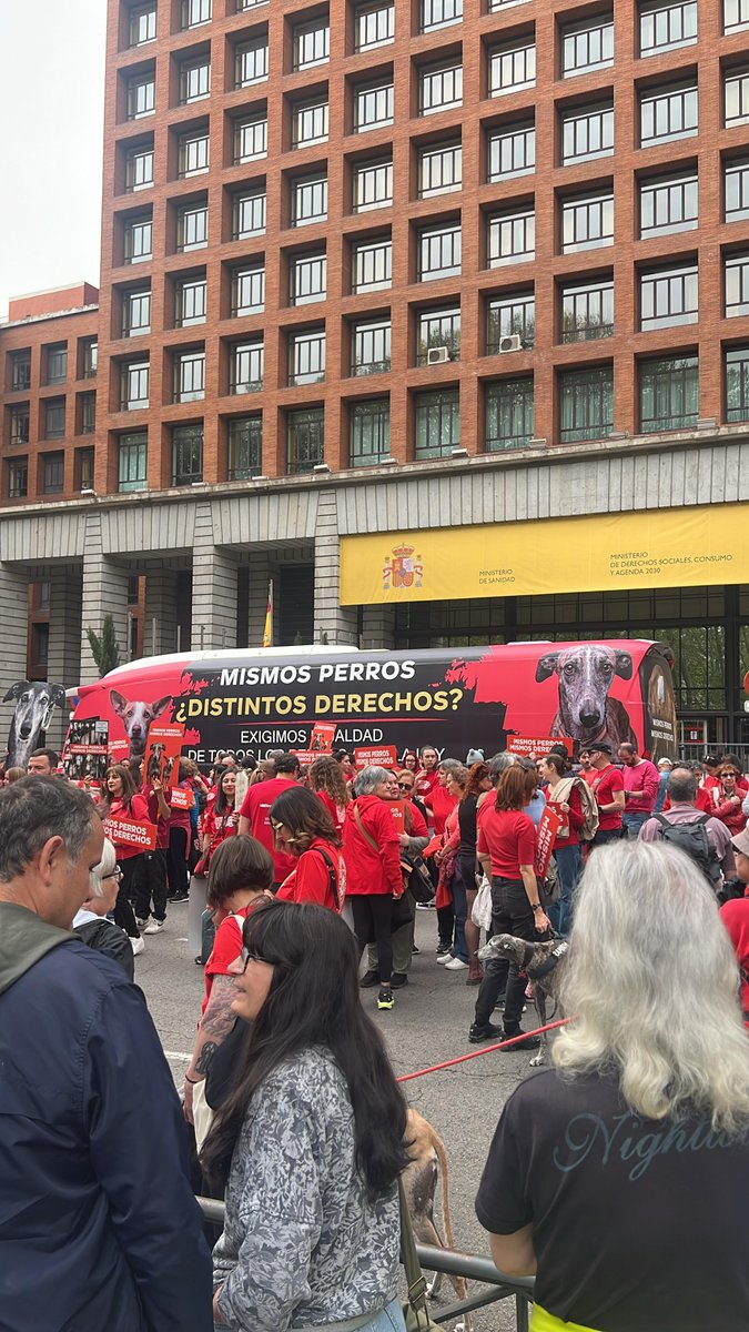 Hoy nos manifestamos y pedimos 
#mismosperrosmismosderechos
<a href="/MSocialGob/">Ministerio de Derechos Sociales, Consumo y A2030</a>
<a href="/pbustinduy/">Pablo Bustinduy</a> <a href="/gobmapa/">Ministerio de Agricultura, Pesca y Alimentación</a>