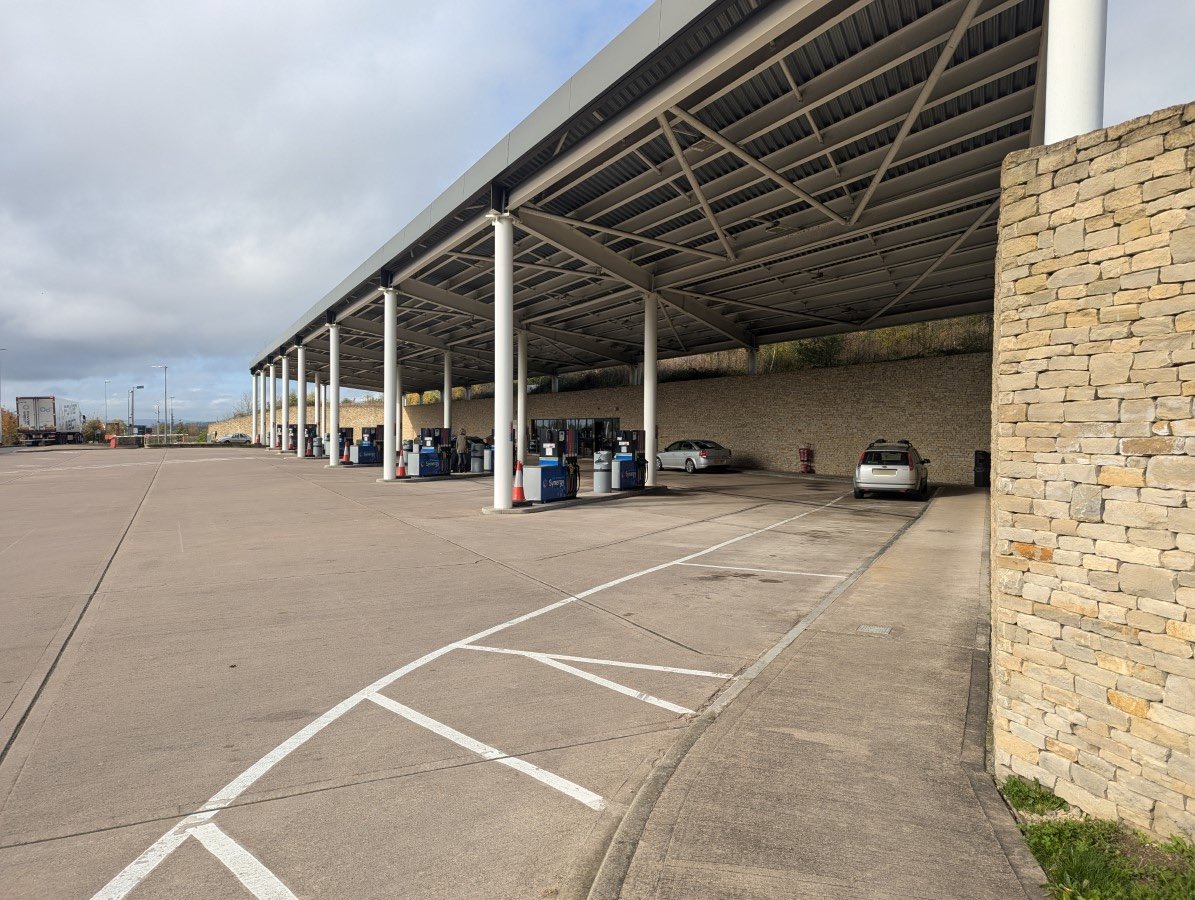 caractacus's tweet photo. @andrewjb_ Petrol station @ Gloucester Services https://t.co/TkWM3juLzg