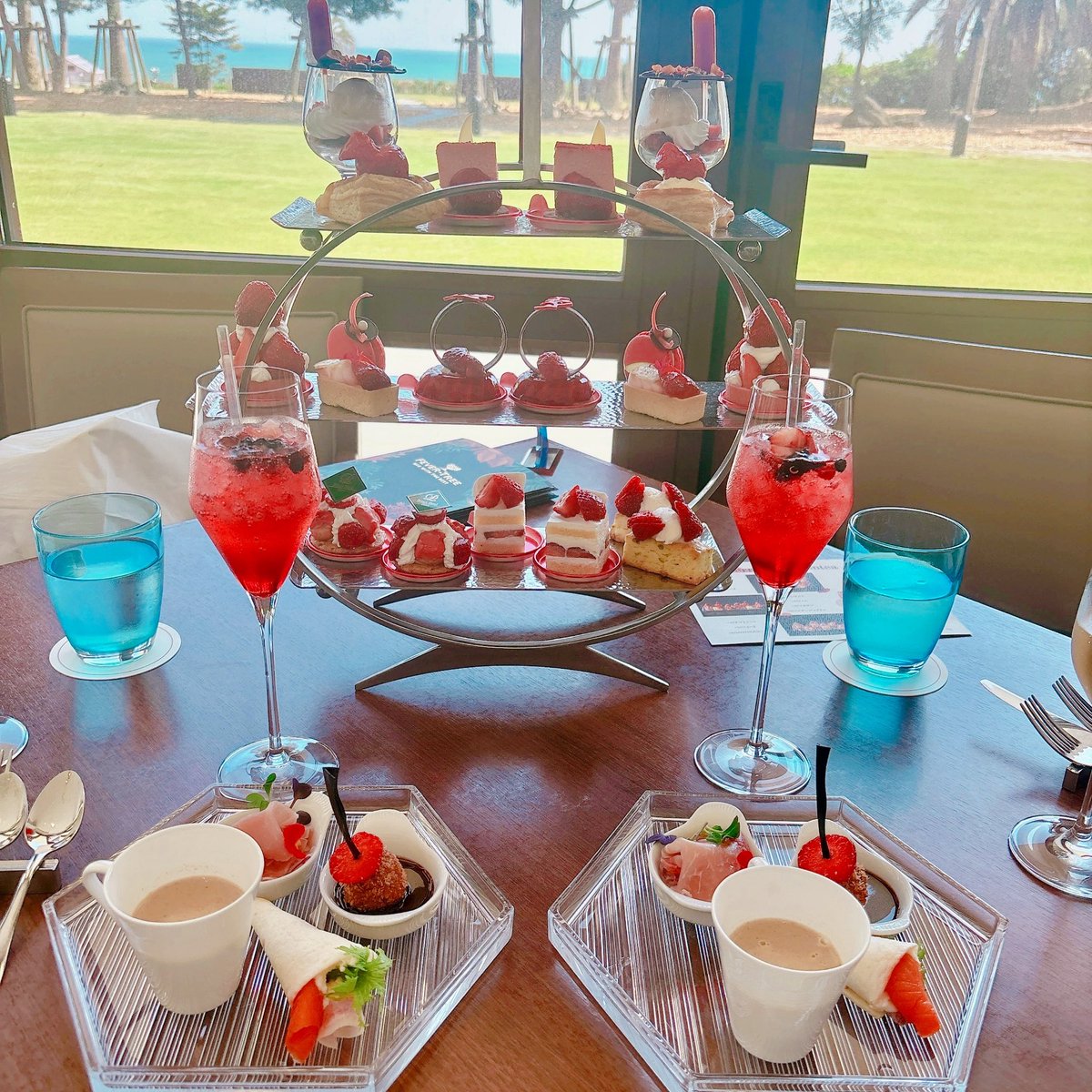 red_cherry117's tweet photo. S.DINING大磯プリンスホテル
ストロベリーアフタヌーンティーへ
行ってきました😋🍓☕️
マカロンに帽子被せてるみたいで
可愛いかった🎩💓 https://t.co/LSaqwLjgCi