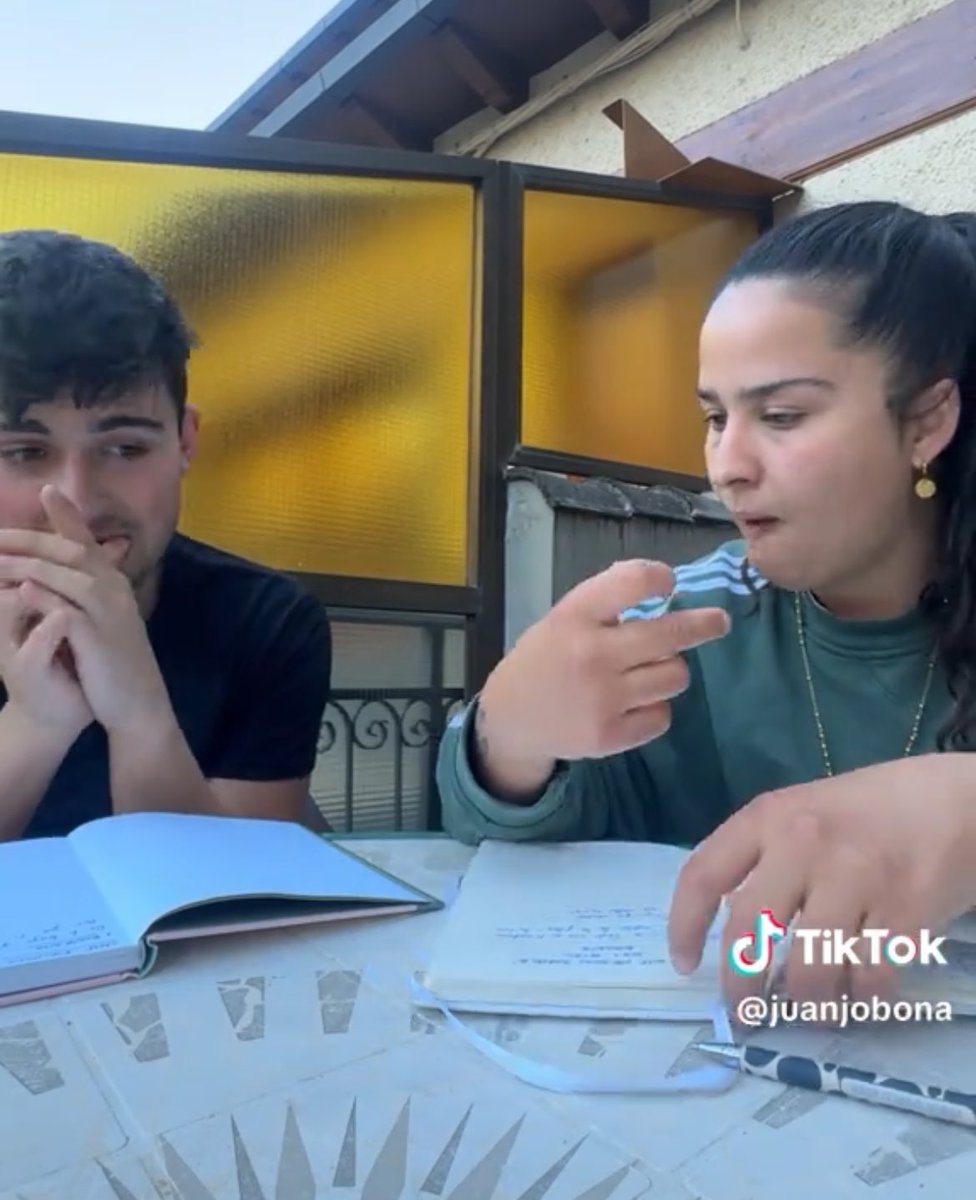 Estos dos componiendo juntos para jb2 podría llorar 🥺🥺🥺🥺🥺 de pequeñinessssss a esto   

Siempre he pensao que contaría con Salma algún día para componer porque artista reconoce a artista es así