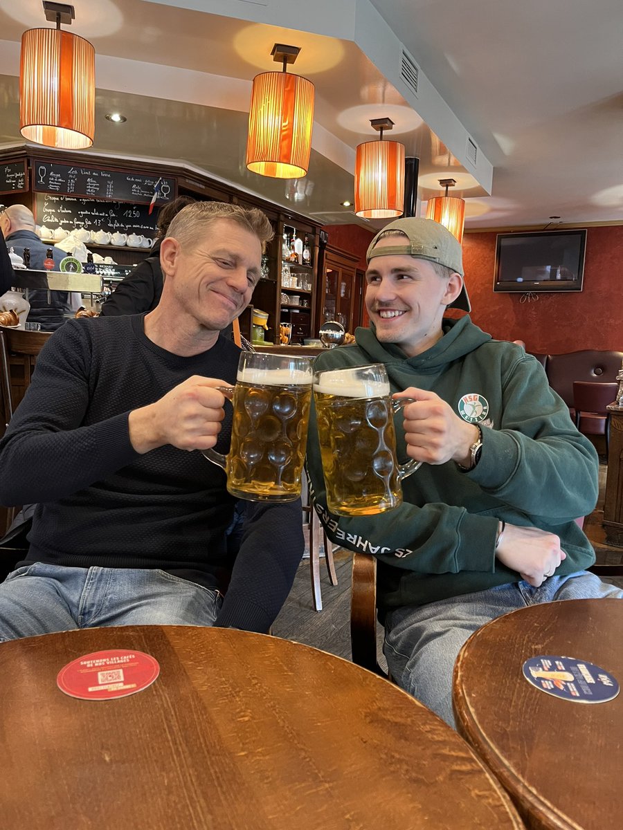 Filipbojen's tweet photo. Pappa fick göra upp för flygplats ölen https://t.co/yBX79RAeYm