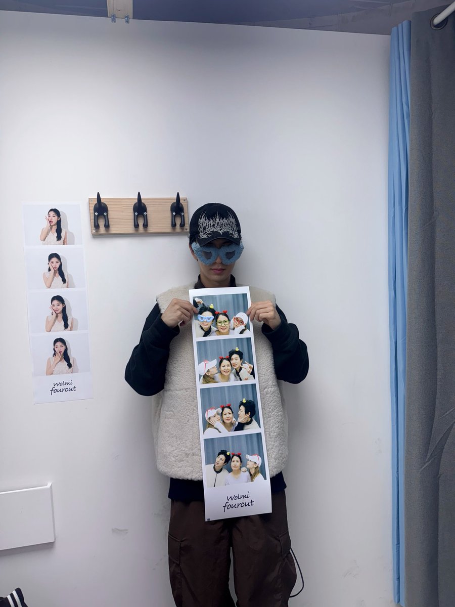 jiwonmuse's tweet photo. yunhyeong’s mom is on vacation today so he went out with his mom and sister for some family time ahh our family man!!!! 🥹❤️

they did a giant photobooth strip and took a pic with the sunset♡ https://t.co/kXkhdXPUu4