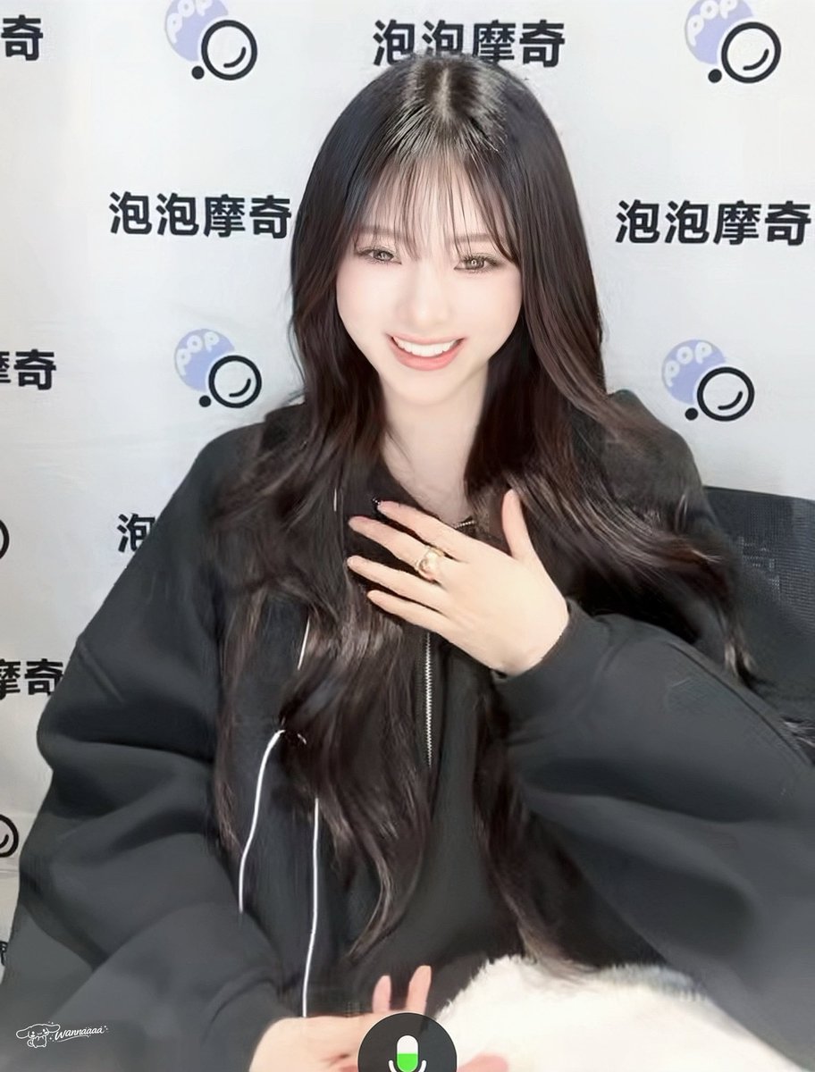 rosefor_anna's tweet image. 260411 PPMQ 영상통화
오랜만이야, 사랑해🤍🤍
#MEOVV #미야오 #ANNA #안나