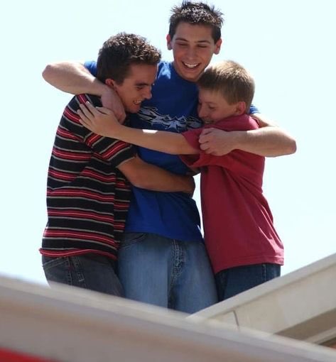 Lois and Hal keeping this picture of Malcolm, Dewey and Reese hugging on their fridge 🥹🥹