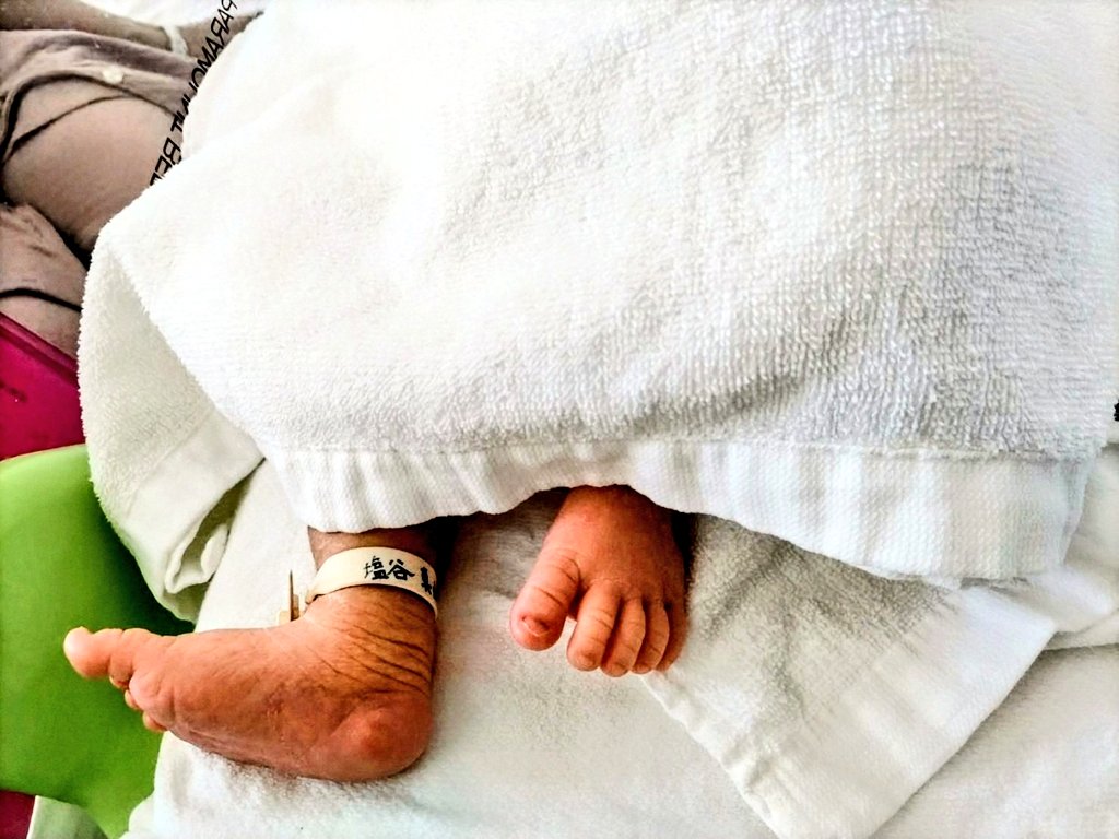 今日２日前に誕生した次男夫婦の

👶赤ちゃんを見に行く予定だったが

風邪の症状があり断念…

👩妻だけが👶お孫くんと初対面

その時の写真を見せてもらった…

何でこんなに可愛いのかよ

孫という名の宝もの

あぁ～

早く会いたいな!☺️
