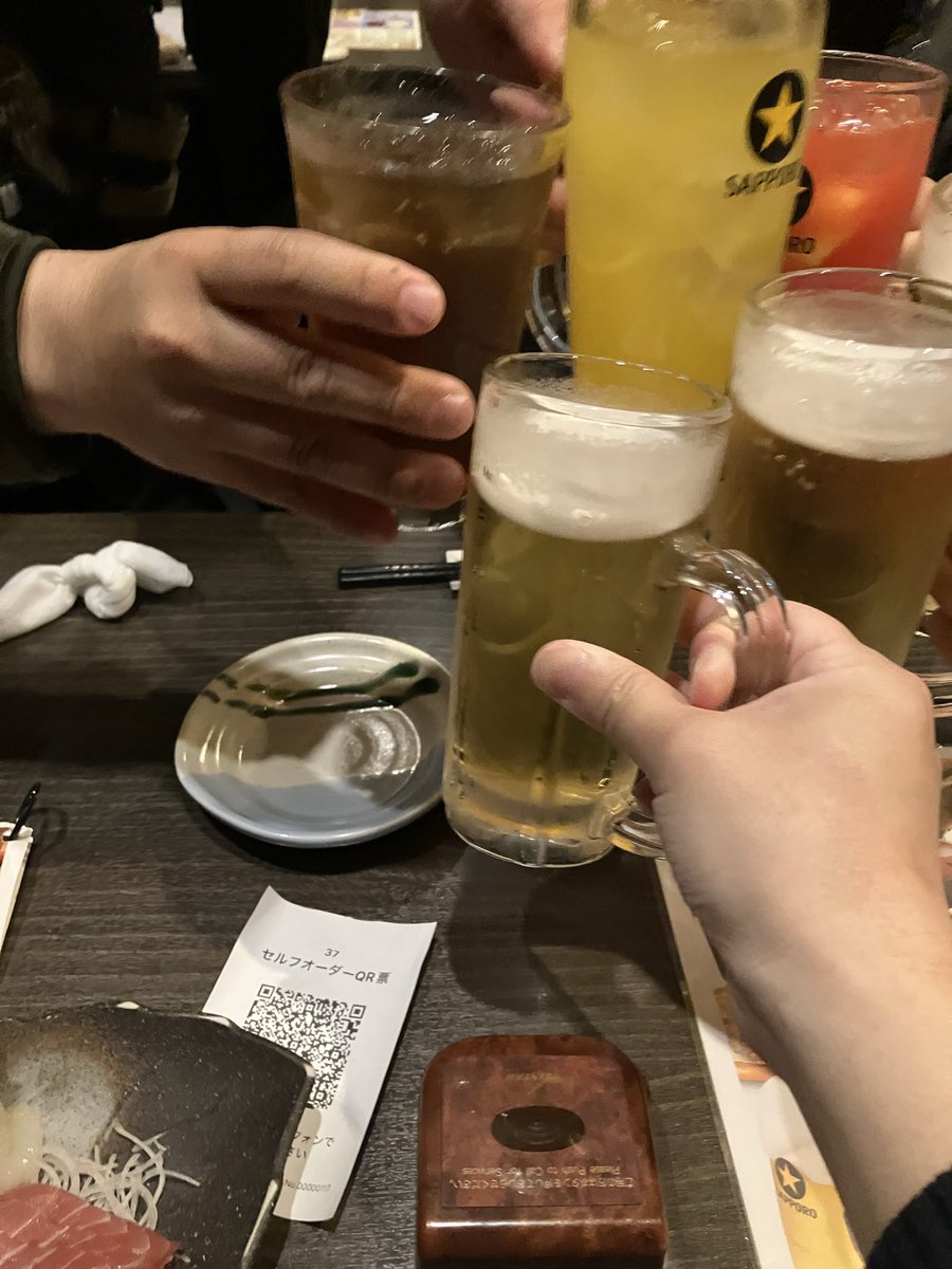tooru_toru's tweet photo. ただ今、知り合いの方達と飲み会中！！
まずはビールで乾杯！！ https://t.co/qQsrS3Vr2X