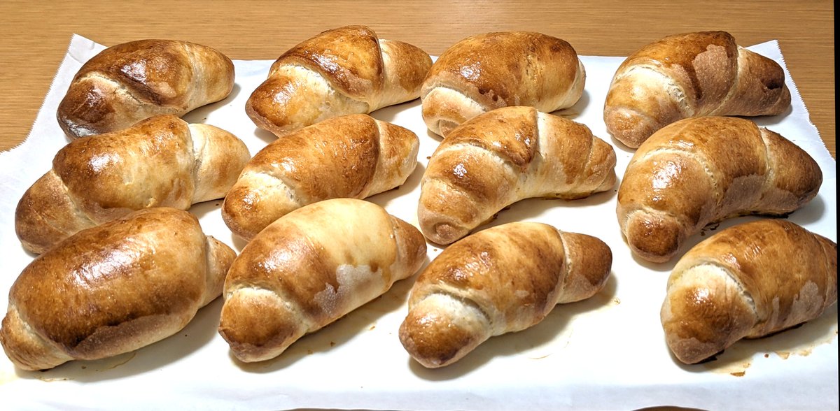 nabe_prv's tweet photo. 初めてのバターロール。不格好だけどウマウマ https://t.co/lZA7l9uyYD