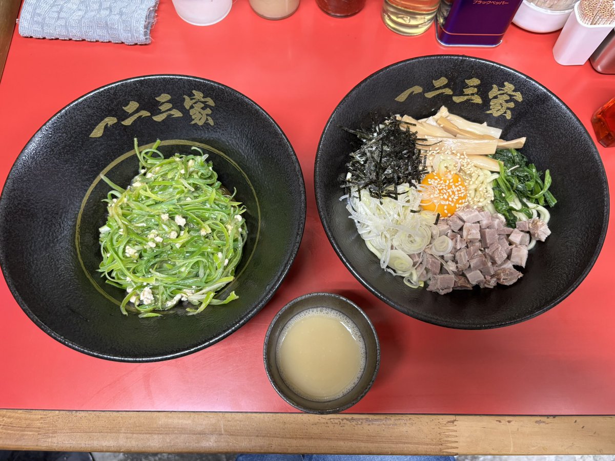 nabonayo2's tweet photo. ラーメン探訪『一二三家 鴨居本店』鴨居
あぶらそば・青ねぎそぼろ

濃い目のタレがたっぷりと敷かれ､具材を混ぜると程良い加減に😋マヨに辣油etcの味変を楽しめる👌そぼろが葱が多量で大満足👍自家製モッチリ麺がタレと抜群の相性💯💯💯豚骨スープを投入で完食🈵🌈コスパ最高､ご馳走様でした🍜🙏🙇‍♀️ https://t.co/HyTIDs868B