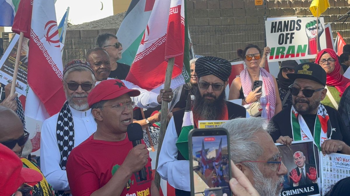 EFFWesternCape_'s tweet photo. ♦️IN PICTURES ♦️
EFF Western Cape joins progressive formations in the fight against imperialism. Fighters from different zones were in attendance for yesterday’s anti imperialism protest at the US Consulate in Tokai. #downwithimperialism #handsofiran #freepalestine https://t.co/Bg5HwdLWvE