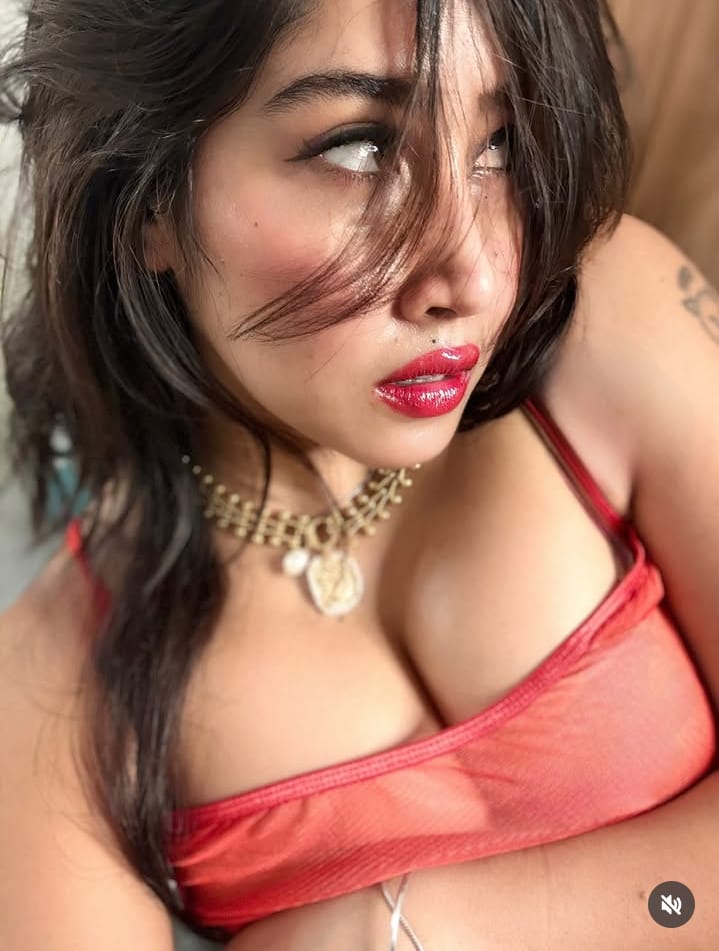 renu_offcl's tweet photo. The real definition of perfect body tea 🥵🤤 https://t.co/0SKVMVDKzv