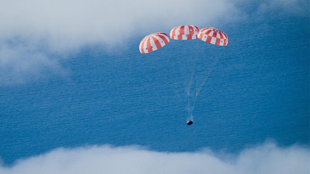 TirthaChakraba2's tweet photo. Left - NASA crewed capsule returning from the Moon
Right - ISRO uncrewed capsule returning from 3 km altitude

Last time NASA was doing this, ISRO was just born and learning sounding rocket. This time we are preparing for our own journey to heaven. 

One day we will fly together. https://t.co/rHOZqBdzKH