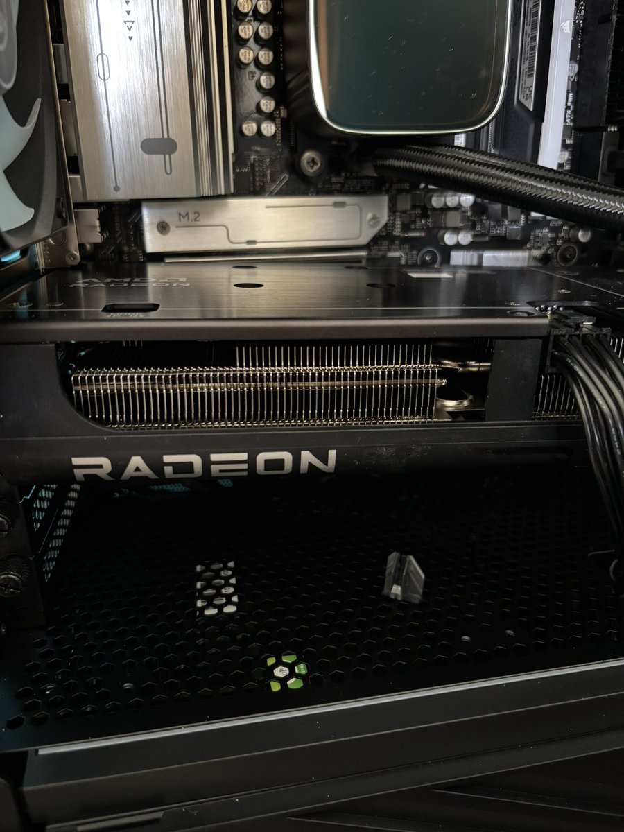 Bonjour, <a href="/cybertek_fr/">Cybertek</a> j’ai commandé un PC chez vous jeudi et je l’ai reçu dans un état inacceptable : boîtier abîmé (PCIE abîmée), pièces détachées à l’intérieur et impossible à brancher ou à utiliser. Merci de me contacter rapidement pour une solution.