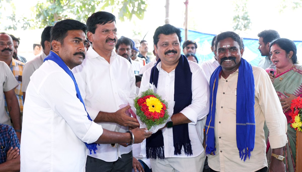 INC_Ponguleti's tweet image. అణగారిన వర్గాల ఆశాజ్యోతి పూలే
సమానత్వ సమాజమే ఆయనకు నిజమైన నివాళి

ఖమ్మం శ్రీ శ్రీ సర్కిల్‌ వద్ద నిర్వహించిన మహాత్మా జ్యోతిబా పూలే గారి జయంతి వేడుకల్లో పాల్గొని పూలమాలలు వేసి ఘనంగా నివాళులు అర్పించడం జరిగింది.

అనంతరం ఏదులాపురం మున్సిపాలిటీ, ఖమ్మం రూరల్ మండలం పరిధిలో పర్యటించి పలు