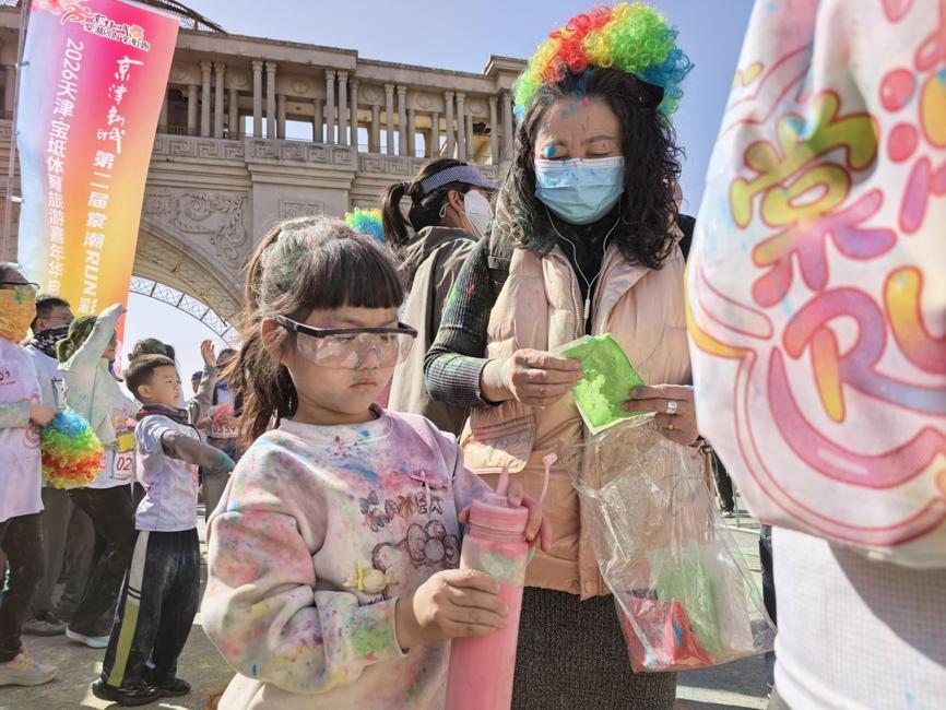 ChinaDaily's tweet image. More than 3,000 runners gathered in Baodi district, #Tianjin, on Saturday to kick off the 2026 Tianjin Baodi Sports &amp;amp; Tourism #Carnival, as a crabapple-themed Color Run painted the spring landscape in a burst of color and joy.

Set against the backdrop of blooming crabapple