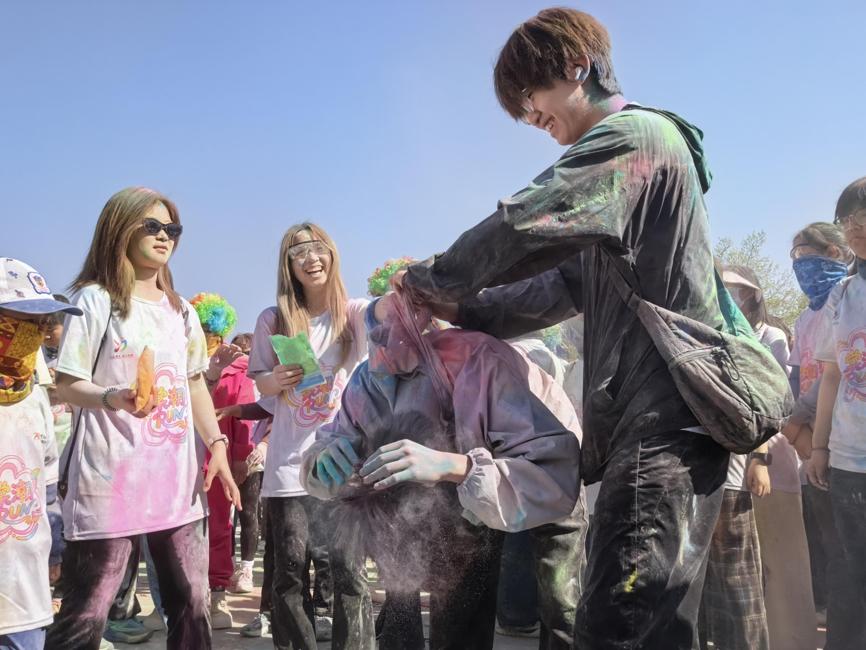 ChinaDaily's tweet image. More than 3,000 runners gathered in Baodi district, #Tianjin, on Saturday to kick off the 2026 Tianjin Baodi Sports &amp;amp; Tourism #Carnival, as a crabapple-themed Color Run painted the spring landscape in a burst of color and joy.

Set against the backdrop of blooming crabapple