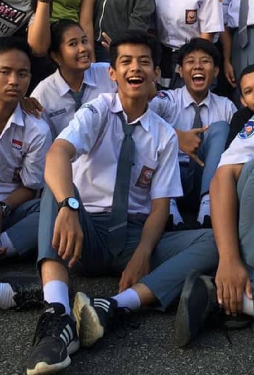 divakrnshxx's tweet photo. Inilah penampakan kakak kelas hits pas SMA, anak aktif organisasi dan eskul yang suka dispen. Pinter secara akademik non akademik, banyak teman ofc dan tentunya banyak yg ngecrushin beliau (langsung kebayang suara angry birdnya kak kev) https://t.co/JSvQZ7y1VF