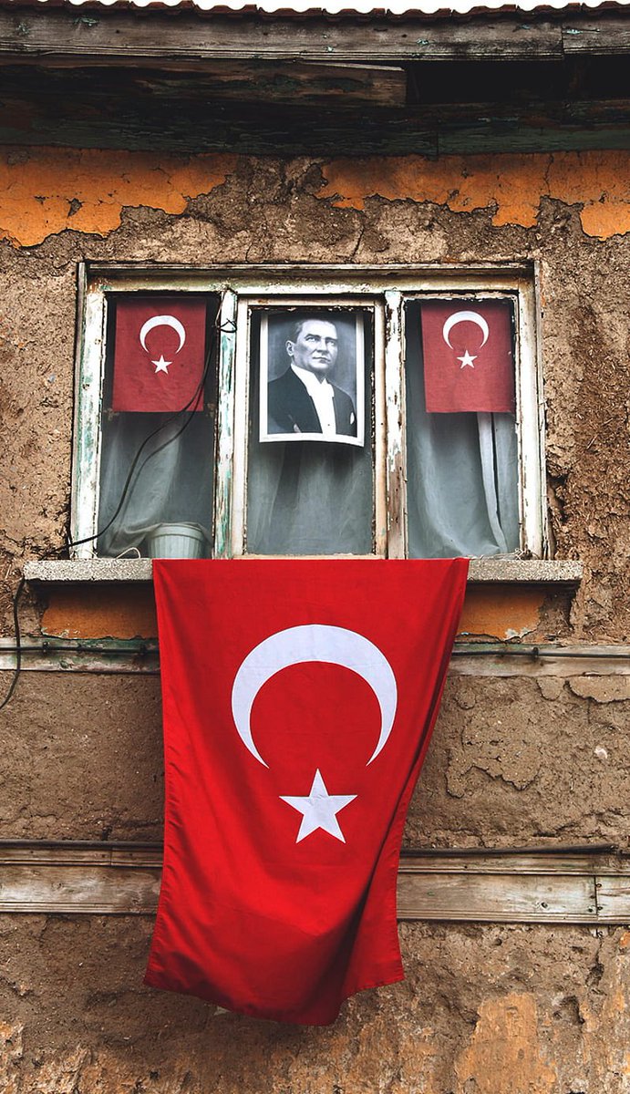 fazlatehlike's tweet photo. vatan olur mu
bu dağdan taştan
koynunda yoksa yatan
biz doğuştan aşığız şanlı bayrağa
vurgunuz biz ayla yıldıza https://t.co/ZNo1qCjApx
