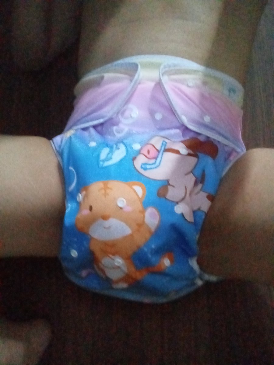 PhyYFxCEXRnTy0d's tweet image. 今天终于第一次尝试包着高级尿布游泳，并且这次尝试发现原来这件游泳尿布兜真的可以一定程度的防止水完全弄湿尿布，在水里一段时间都没有感觉到尿布变厚的感觉，基本除了后腰和肚子的部分，其他地方都可以防得住水，并且吸过水的部分也可以防止更多的水渗入
#abdl #diaper #pool