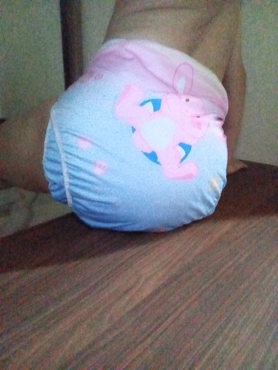 PhyYFxCEXRnTy0d's tweet image. 今天终于第一次尝试包着高级尿布游泳，并且这次尝试发现原来这件游泳尿布兜真的可以一定程度的防止水完全弄湿尿布，在水里一段时间都没有感觉到尿布变厚的感觉，基本除了后腰和肚子的部分，其他地方都可以防得住水，并且吸过水的部分也可以防止更多的水渗入
#abdl #diaper #pool