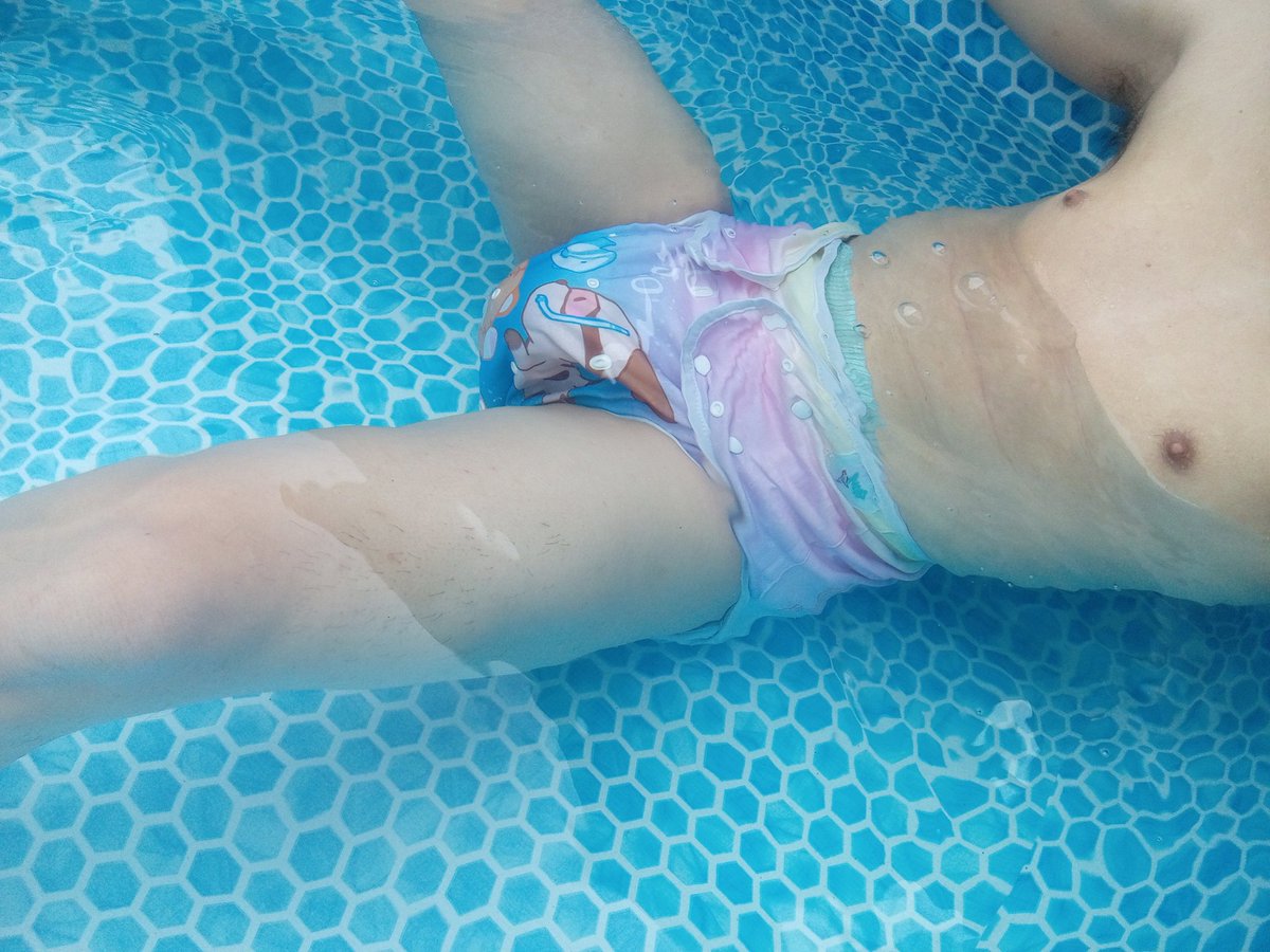 PhyYFxCEXRnTy0d's tweet image. 今天终于第一次尝试包着高级尿布游泳，并且这次尝试发现原来这件游泳尿布兜真的可以一定程度的防止水完全弄湿尿布，在水里一段时间都没有感觉到尿布变厚的感觉，基本除了后腰和肚子的部分，其他地方都可以防得住水，并且吸过水的部分也可以防止更多的水渗入
#abdl #diaper #pool