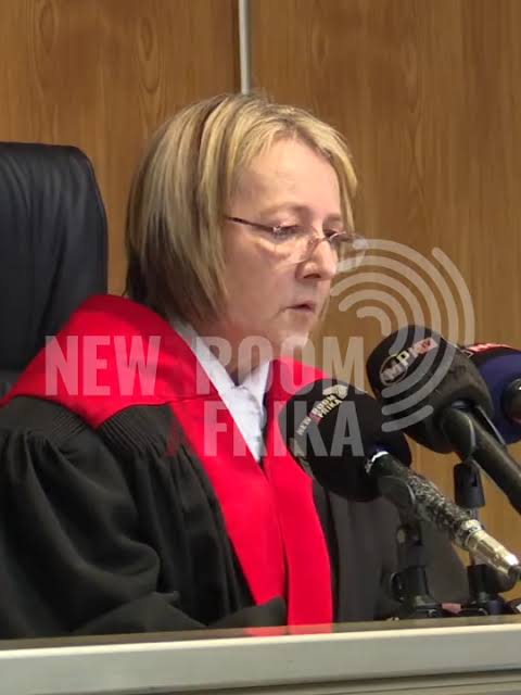 FighterGiveUsASignal tweet media