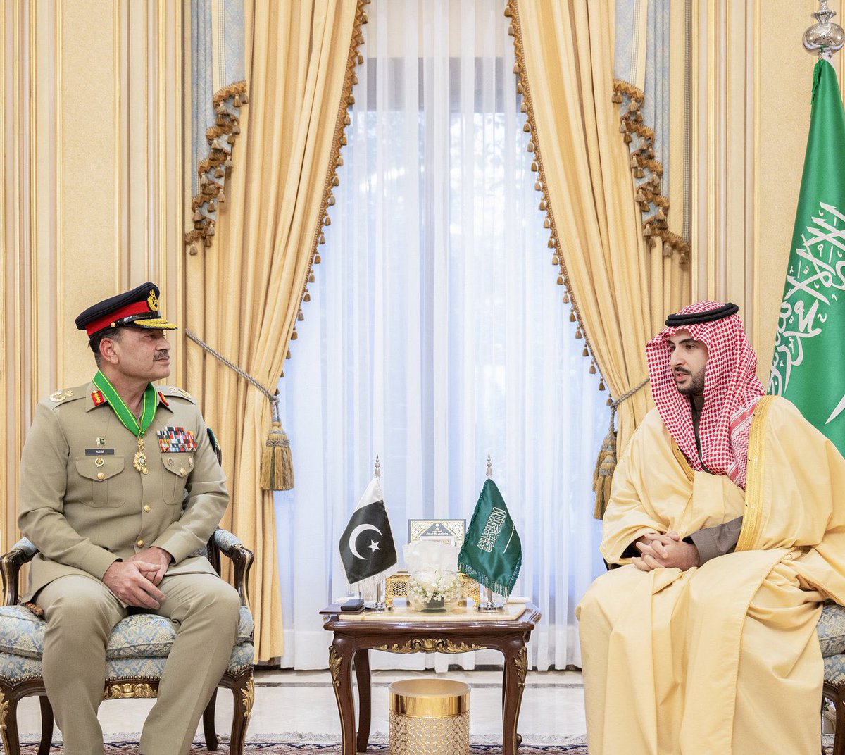 ‏ فالكون tweet media