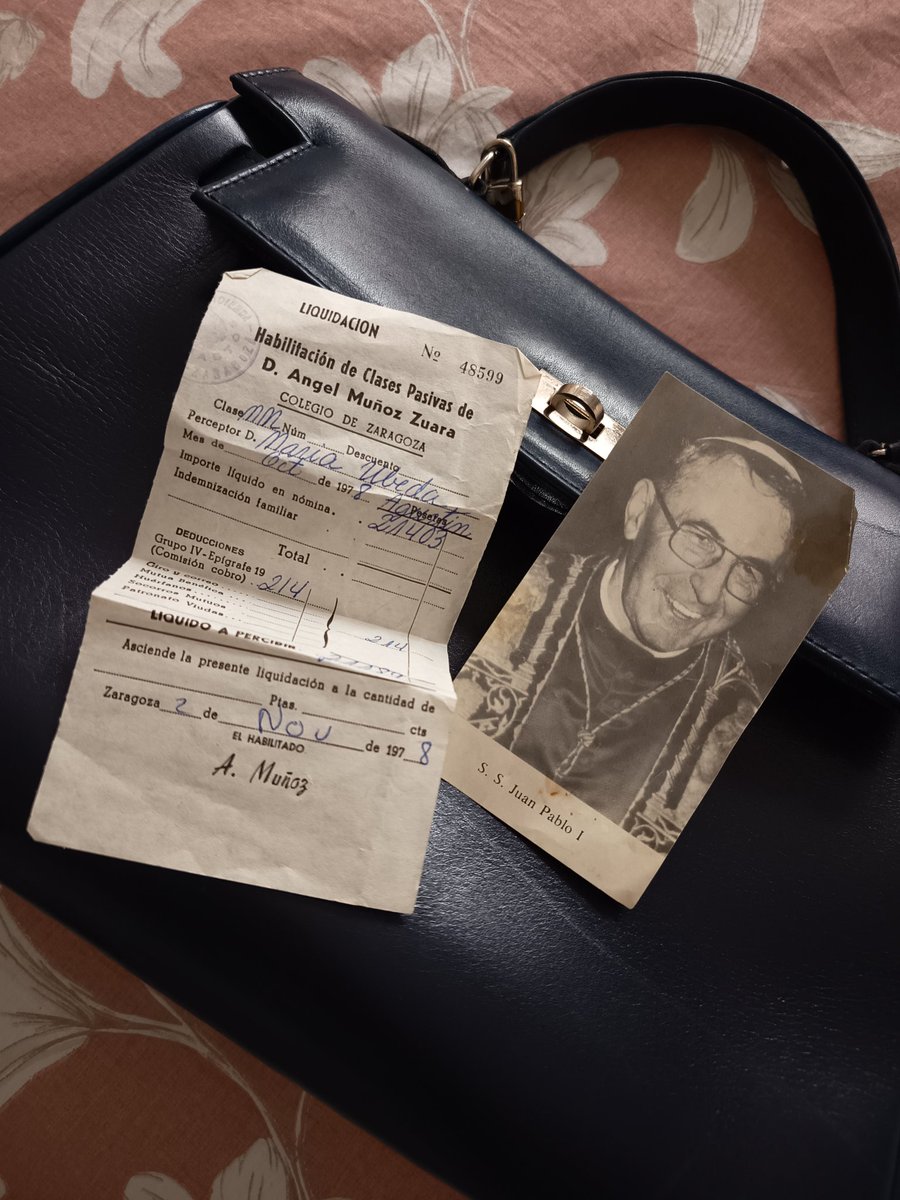 Blancapin's tweet photo. Utilizar bolsos de tu abuela puede traerte este tipo de sorpresas. https://t.co/7sLLpEFleW