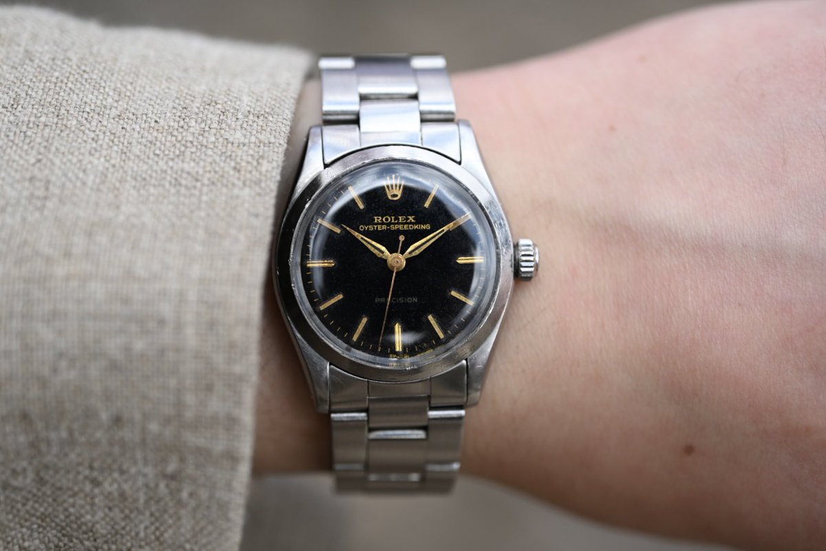 1958年製 Rolex Speedking ブレスを装着した状態です。硬質なボディにじわりとした黒文字盤のコントラストが良く映えます。
なお、ブレスレットの幅は特殊な17mm。17mm純正ブレスは現在は在庫がありませんが、お探しすることは可能です。