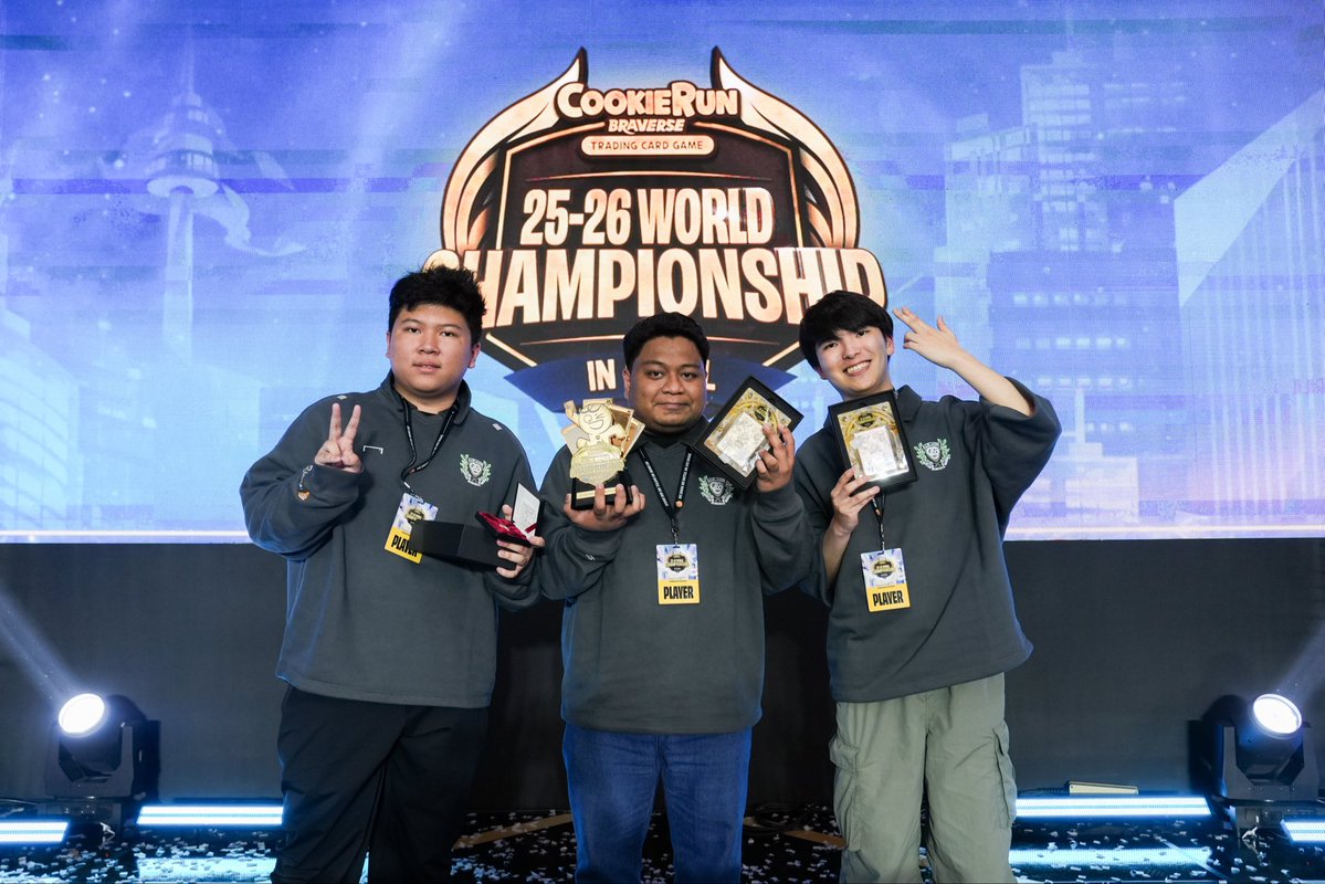 CRbraverse's tweet image. The First Ever World Champion. 🏆

쿠키런 브레이버스 초대 월드 챔피언 등극!
믿기지 않는 순간, 결과로 증명했습니다.

🥇Christian Jay Catana 
🥈Chou Yung Chen
🥉박상진

응원해 주신 모든 분들 감사합니다. 
내일도 쿠키런 이벤트는 계속됩니다. 채널 고정! ✨
#CookieRun #TCG #Champion