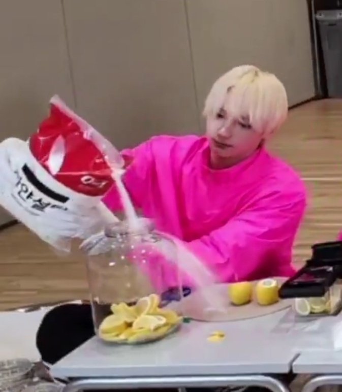hueroongkai's tweet photo. ㅇ ㅏ나 이 아방력이 너무 웃겨 죽을거같애 https://t.co/K0dLsqOtif