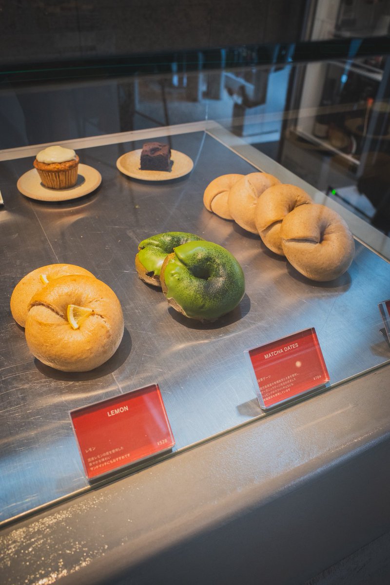 tokyo_bagel's tweet photo. 三軒茶屋の外れにあるカフェバーSAMAA_（サマア）。2025年10月オープンの雰囲気のあるお店です

・抹茶デーツベーグル
・レモンベーグル
・大麦いちじくベーグル

高級感のあるベーグルです。レモンベーグルは珍しいですね

#SAMAA_（#サマア）
東京都世田谷区上馬1丁目33−7
https://t.co/MHherid3kG https://t.co/KWslu5KNC8