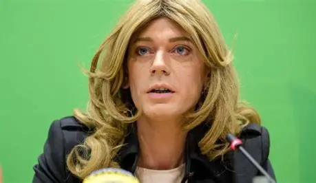 Silks777's tweet image. #FreeMarlaSvenja
Wieso wird sie in dem Text als 'Rechtsextremist' bezeichnet? Ist sie weniger Frau als das da? Warum ist #Marla weniger Frau als das da?
Selbst der gewalttätige Typ, der in Ungarn im Knast sitzt, wird gerne als "Aktivistin" bezeichnet